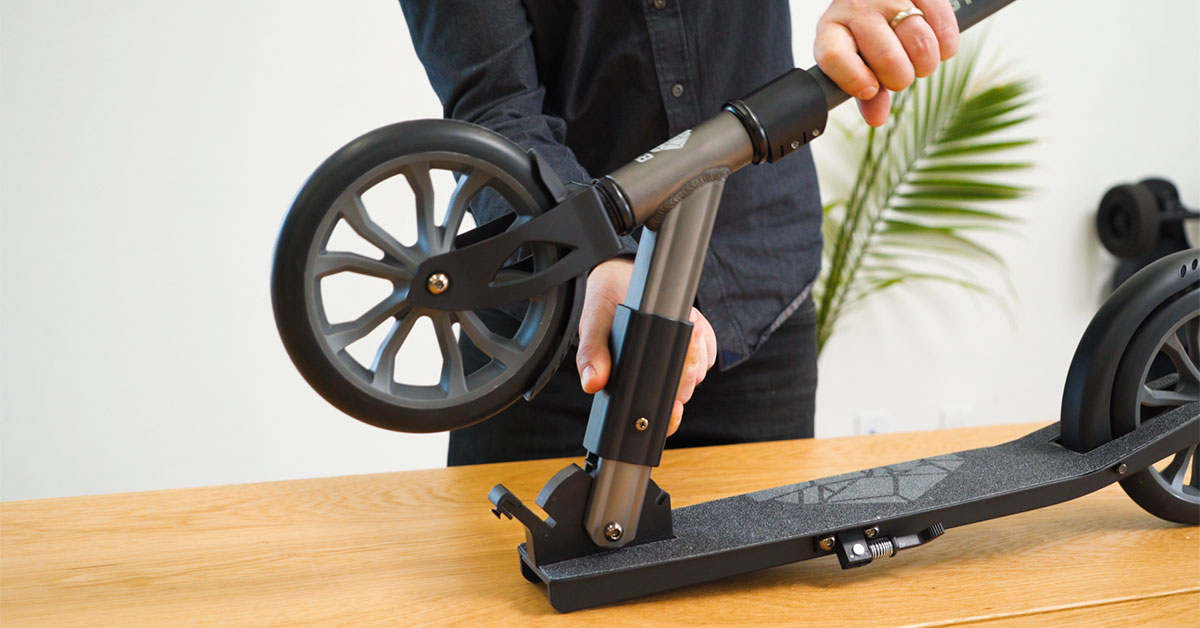 close-up of guy unfolding the K8 Titan