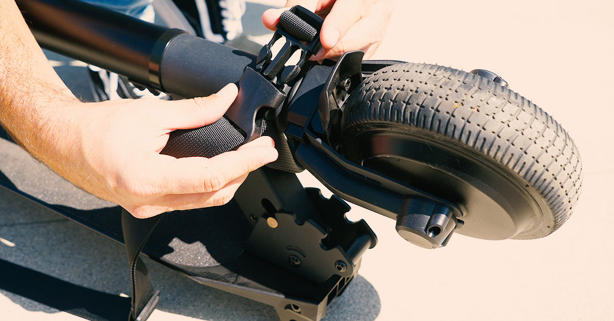 Close-up of guy looping the swagstrap around the front shocks of the Swagger 2 Classic